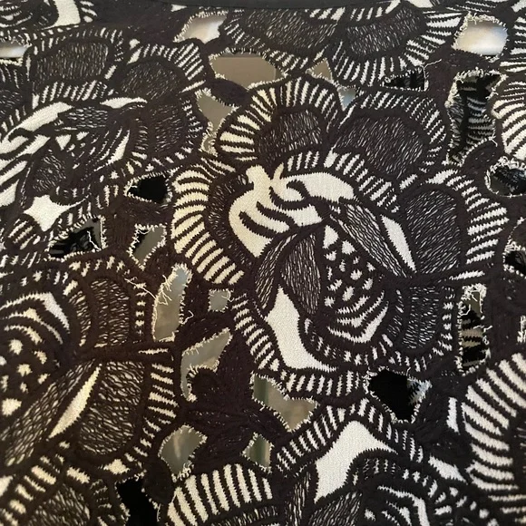 Nanette Lepore Black and White Floral Lace-Effect Short Sleeve Top - Picture 5 of 6